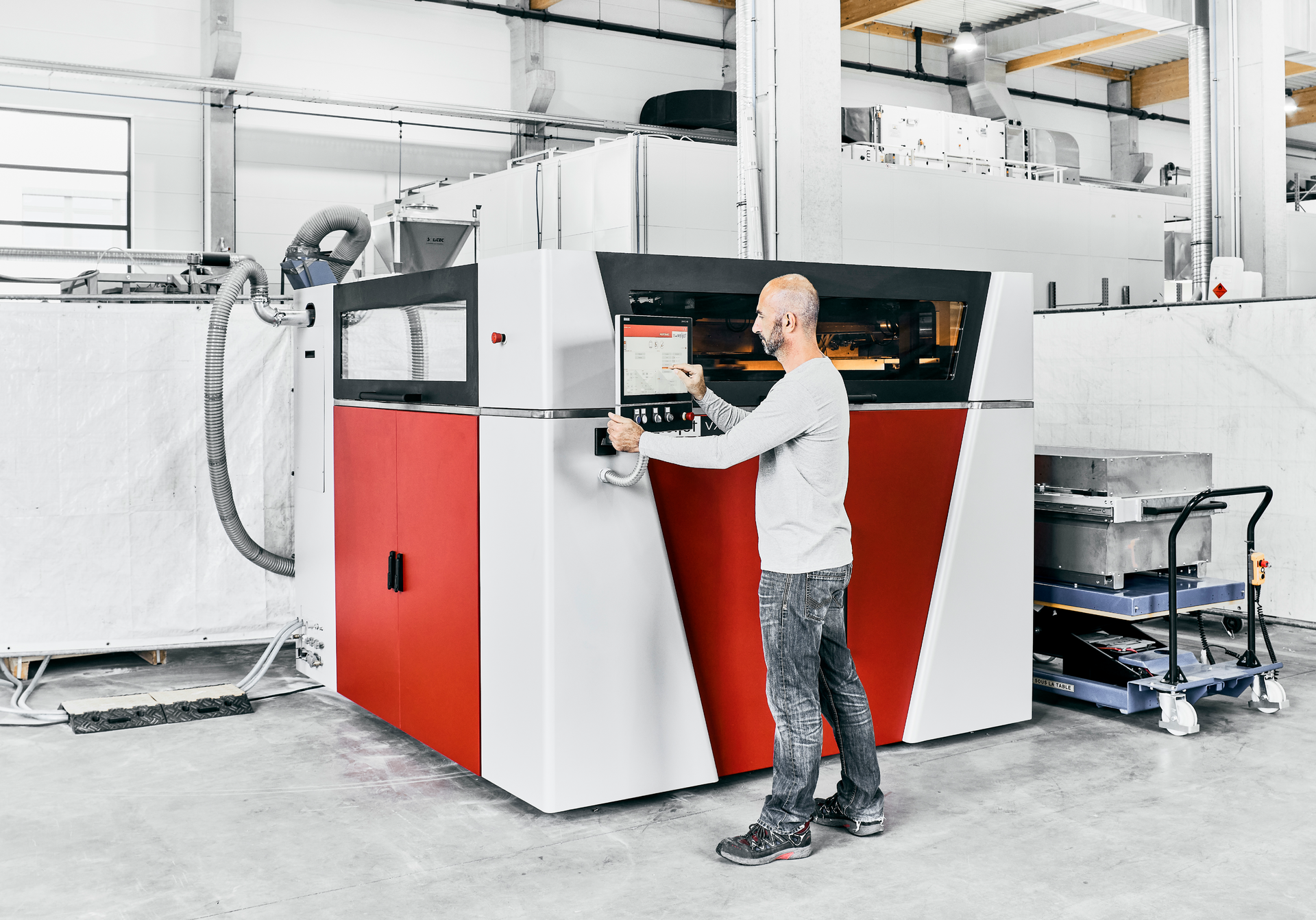 Voxeljet's VX1000 HSS 3D printer is fully automated and comes equipped with a large number of sensors, making it a good fit for smart production chains and applications that require traceability.