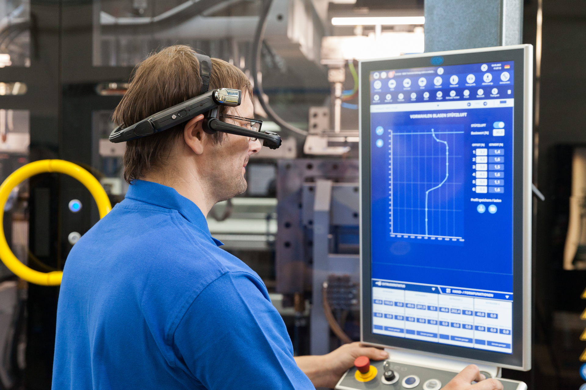 Bekum offers online workshops, available through smart glasses, to its customers.