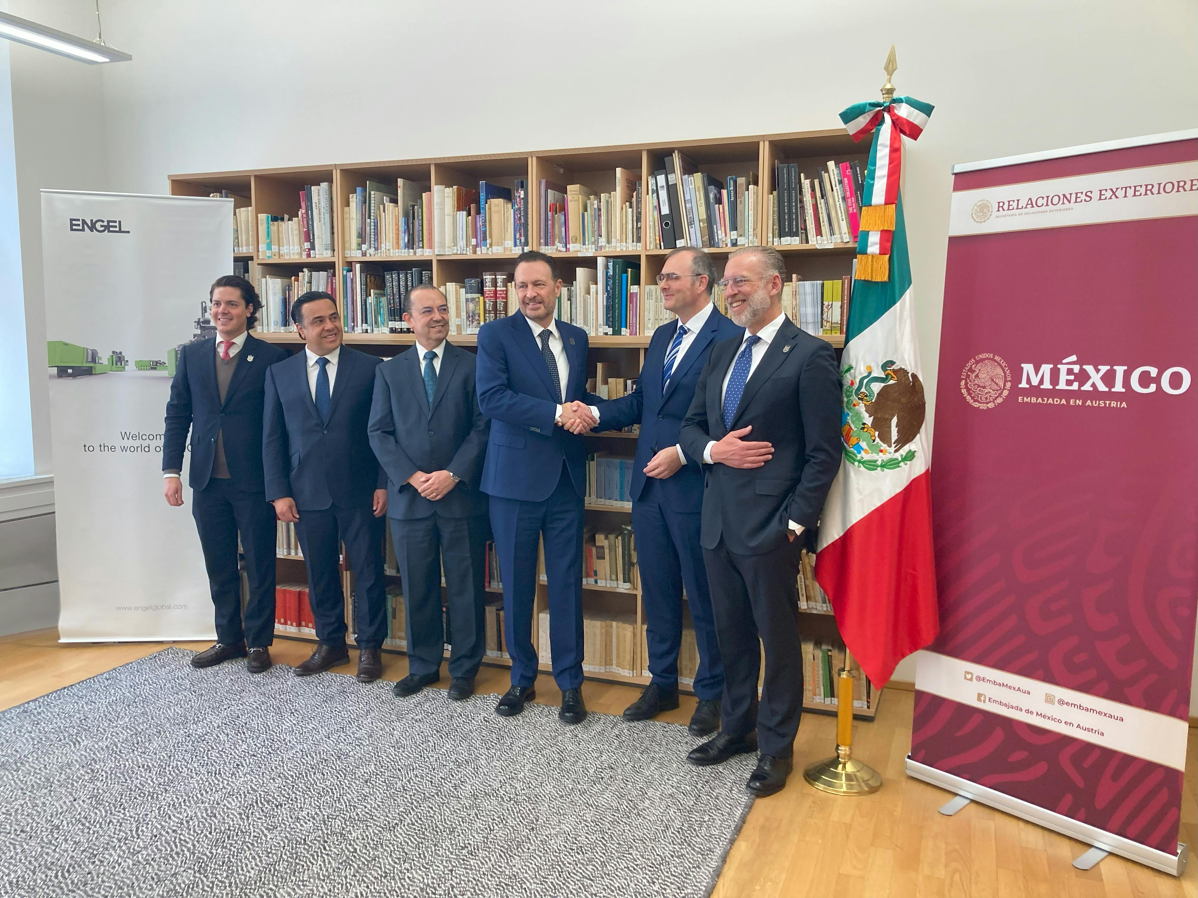 Engel Group CPO Gerhard Stangl, second from right, shakes hands with Mauricio Kuri Gonz&aacute;lez, the governor of Queretaro, third from right. Other representatives of the government took part at the joint investment announcement at the Mexican Embassy in Vienna.