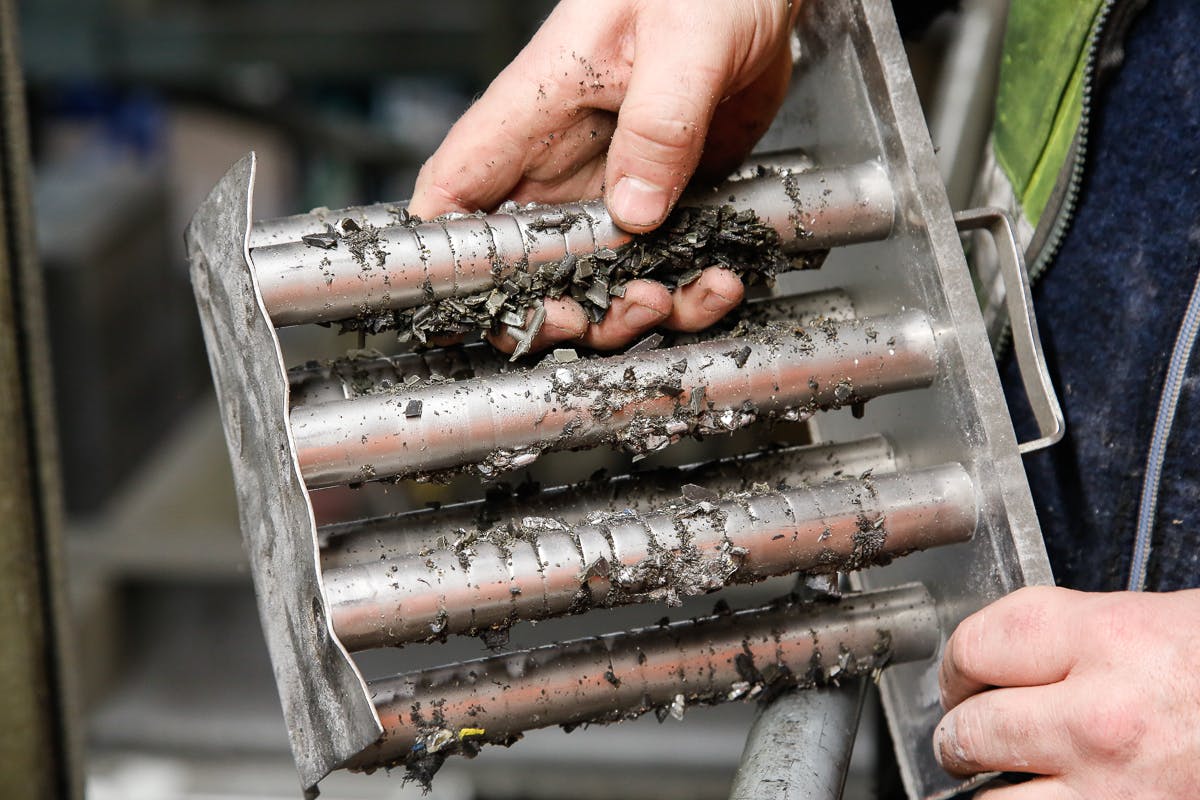 Bunting Magnetics Co.'s FF-MSCI quick-clean magnet insert system makes it quicker and easier to remove the ferrous material captured by its high-strength tube magnets.