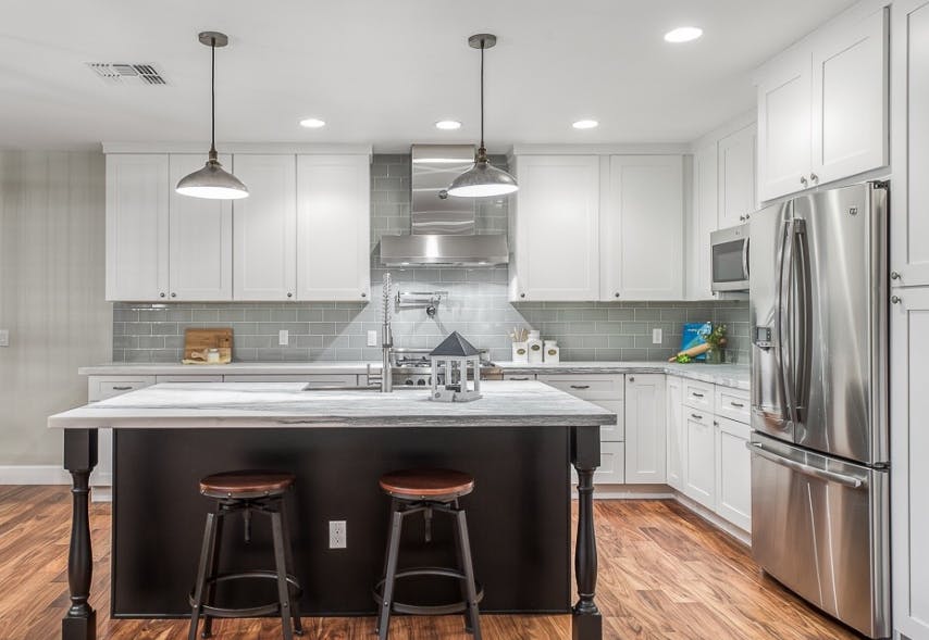 66fdbb49e1fd4a4211e1e570 220sollidcabinetswhiteperimetersdarkisland