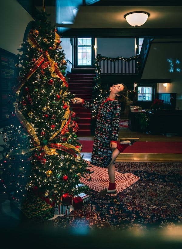 66fdbc7601d3bfe8daaf715d Decoratedchristmastreephoto20by20naitiantony20wang