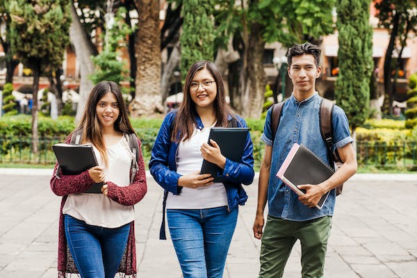 66fdc66de63fdc4e43459472 Studentsholdingbinders