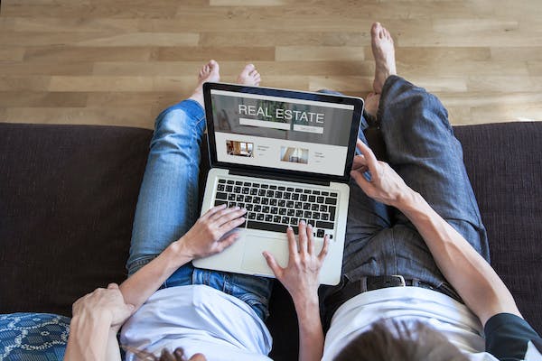 66fdc68fd4ea3839cea5a78b Couplelookingathomesonline