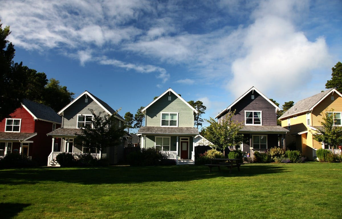 66fdc9ead4ea384a43a5adb7 Row20of20housesmin202