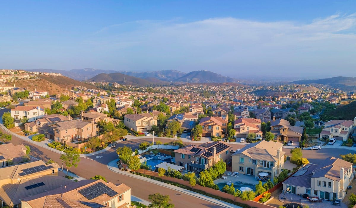 66fdca0edbd68e3b514abc81 Cali20housesmin