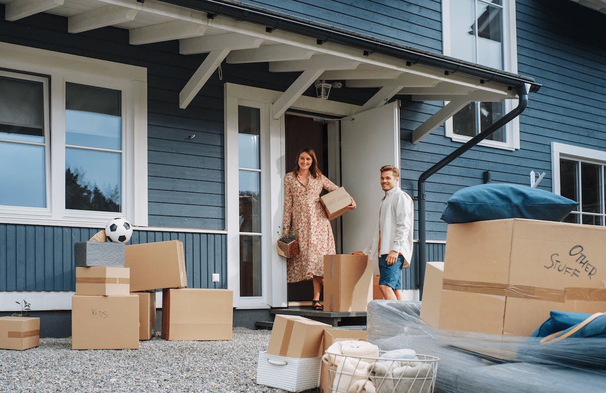 66fdcab3d4ea385b3da5af48 Youngcouplemovinghousemin