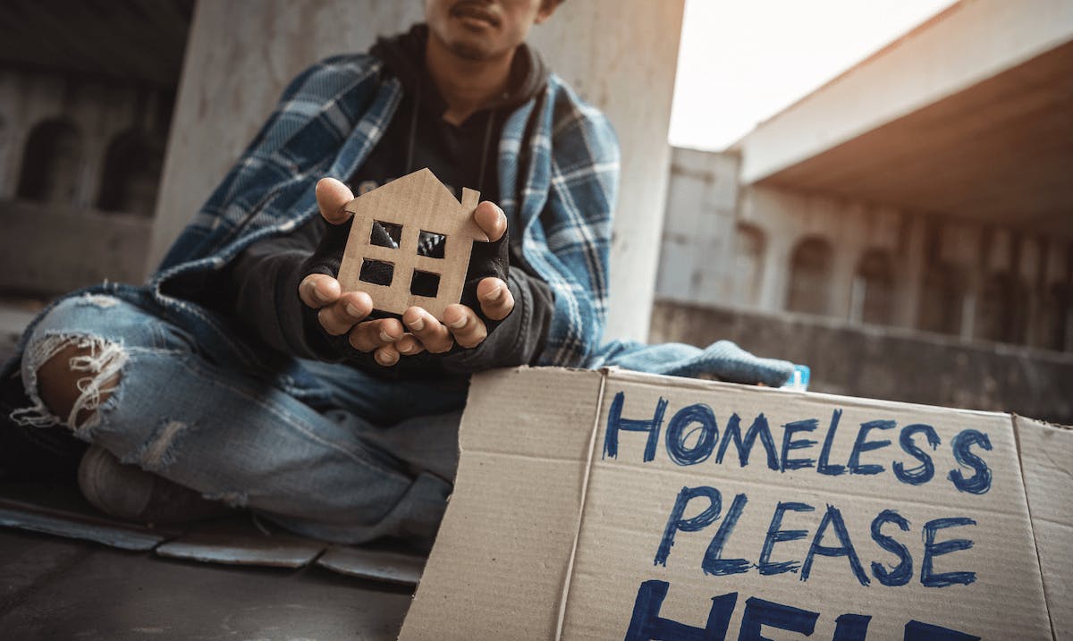 66fdccdad4ea382573a5b5d6 Seatedhomelessmanwithhelpsignmin