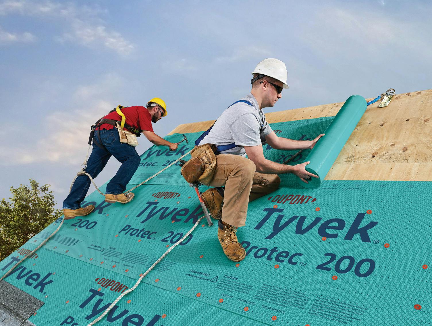 Dbi Tyvek Photo Two%20 Men%20 Unrolling Protec 200 Ddi39776 03 V1 Current