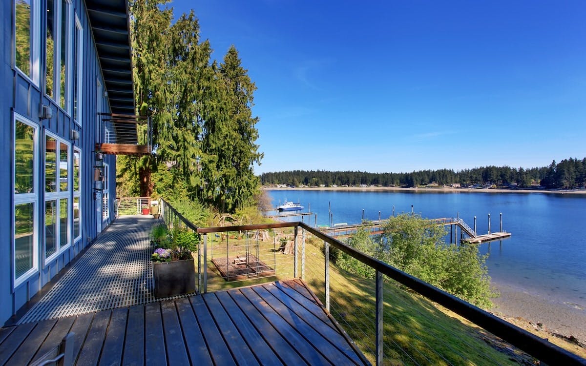 There are still housing markets that have affordable lakeside properties.
