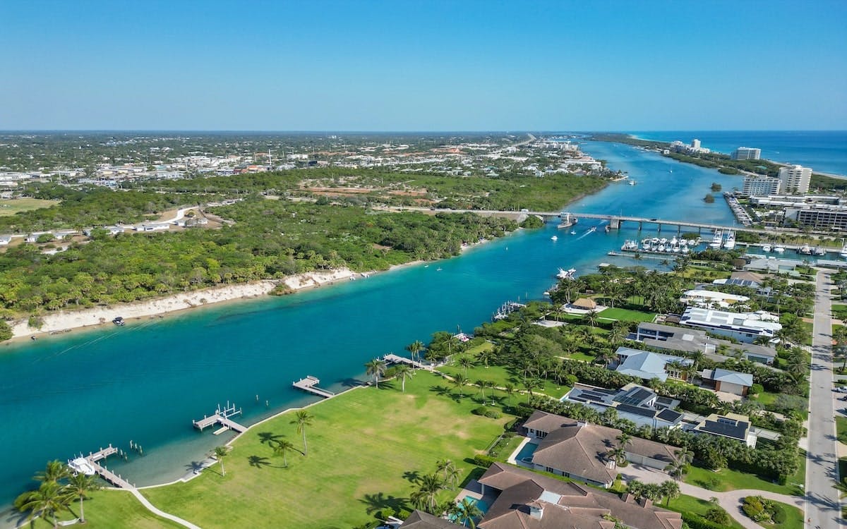 Homes built along the waterfront in Florida