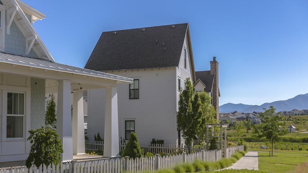 A homes with mountains in the background in Utah, the state that leads in new-home construction.