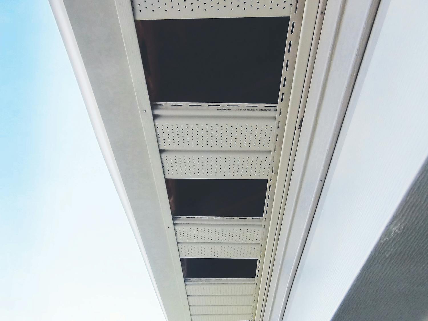 During a hurricane, a lot of wind and water damage occurs when soffits blow off the building, like the soffit. Here&rsquo;s a look at why it happens and how to prevent it. &NegativeMediumSpace;&NegativeMediumSpace;&NegativeMediumSpace;&NegativeMediumSpace;&NegativeMediumSpace;&NegativeMediumSpace;&NegativeMediumSpace;