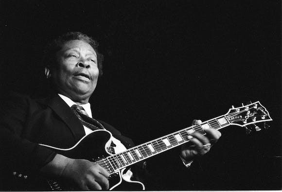 BB King plays the blues