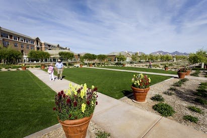 670c5f9dc7e8333ab9f5fd06 Vi20at20silverstone20walking20path