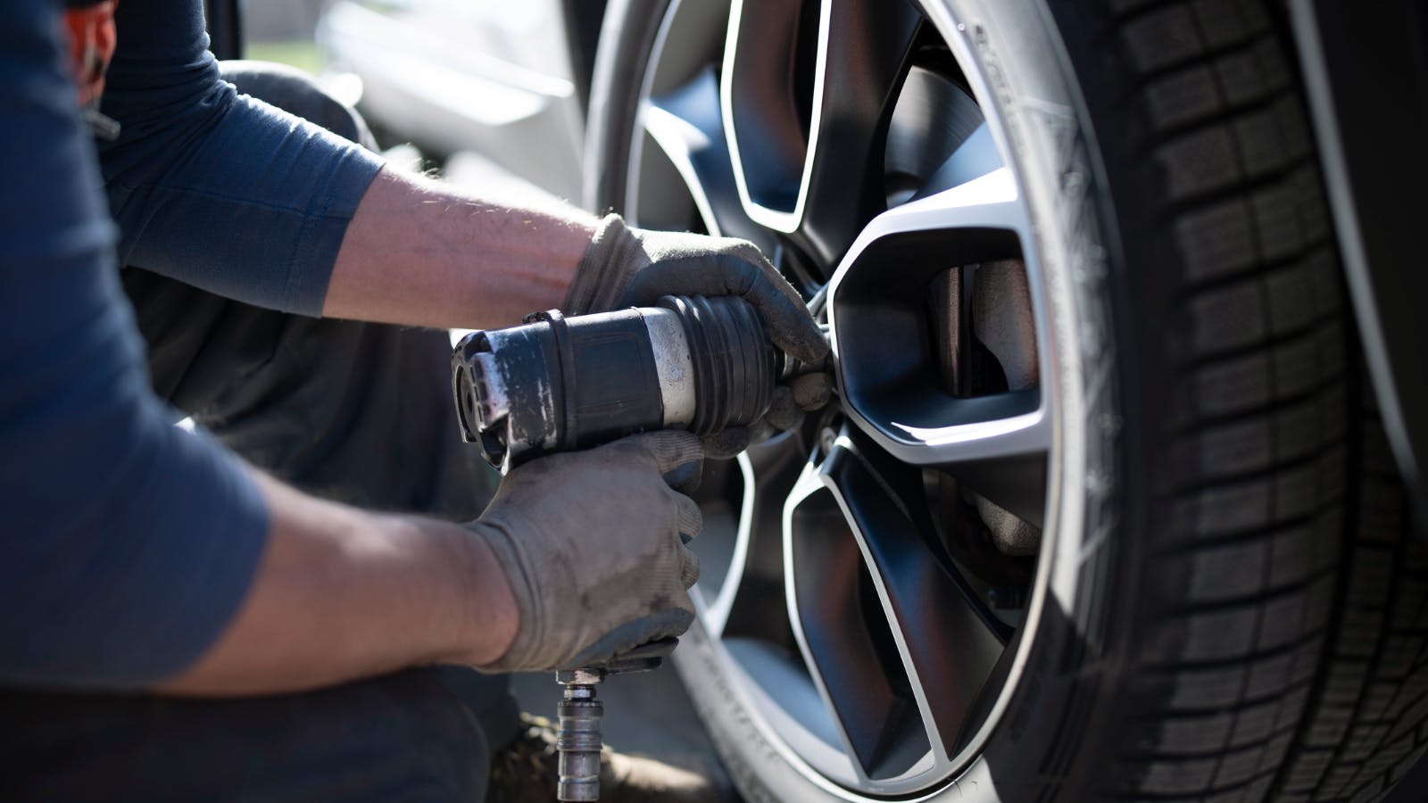 Technician uses torque wrench