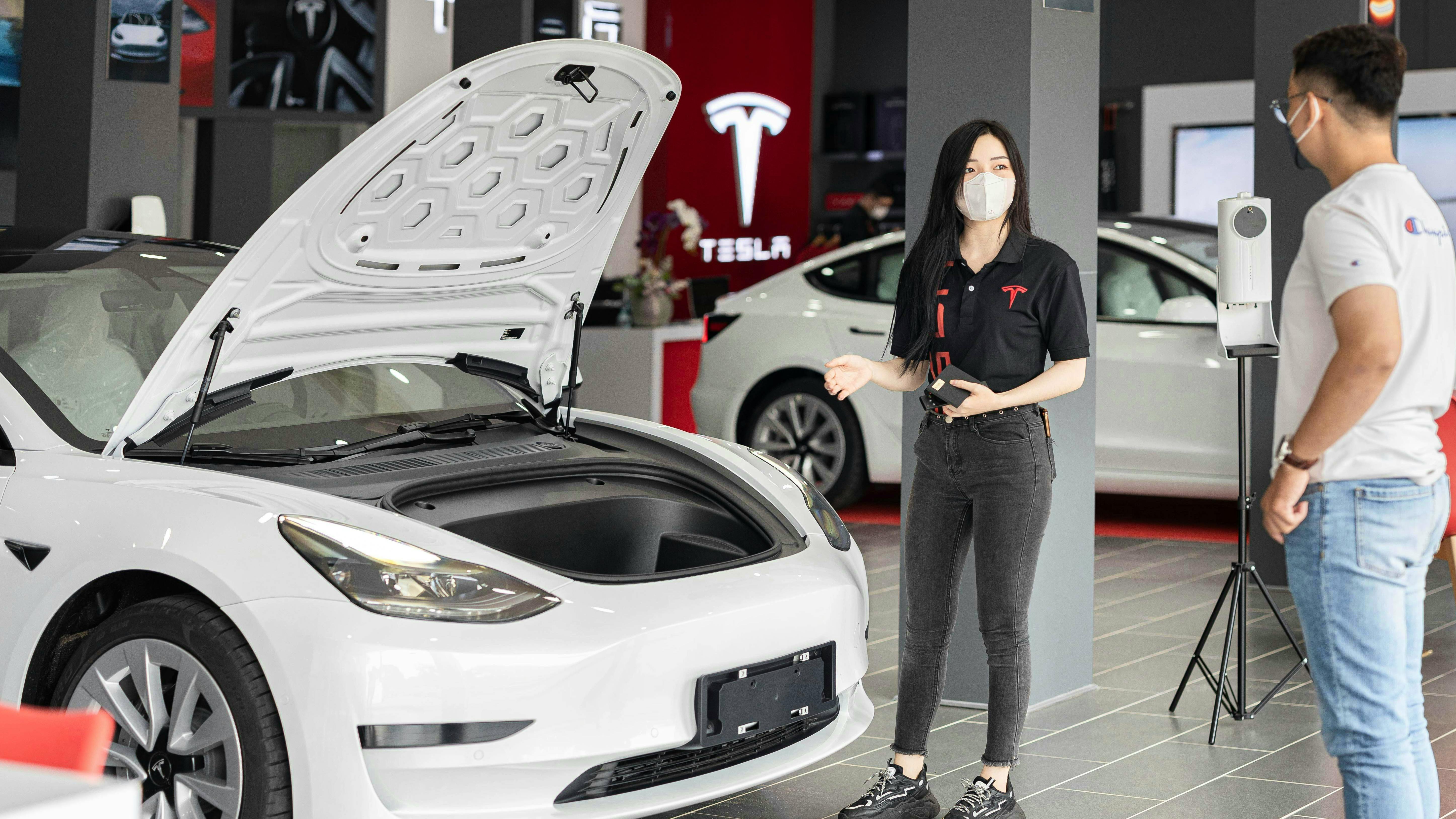 6633ef6d46b5040008d74943 Tesla Showroom