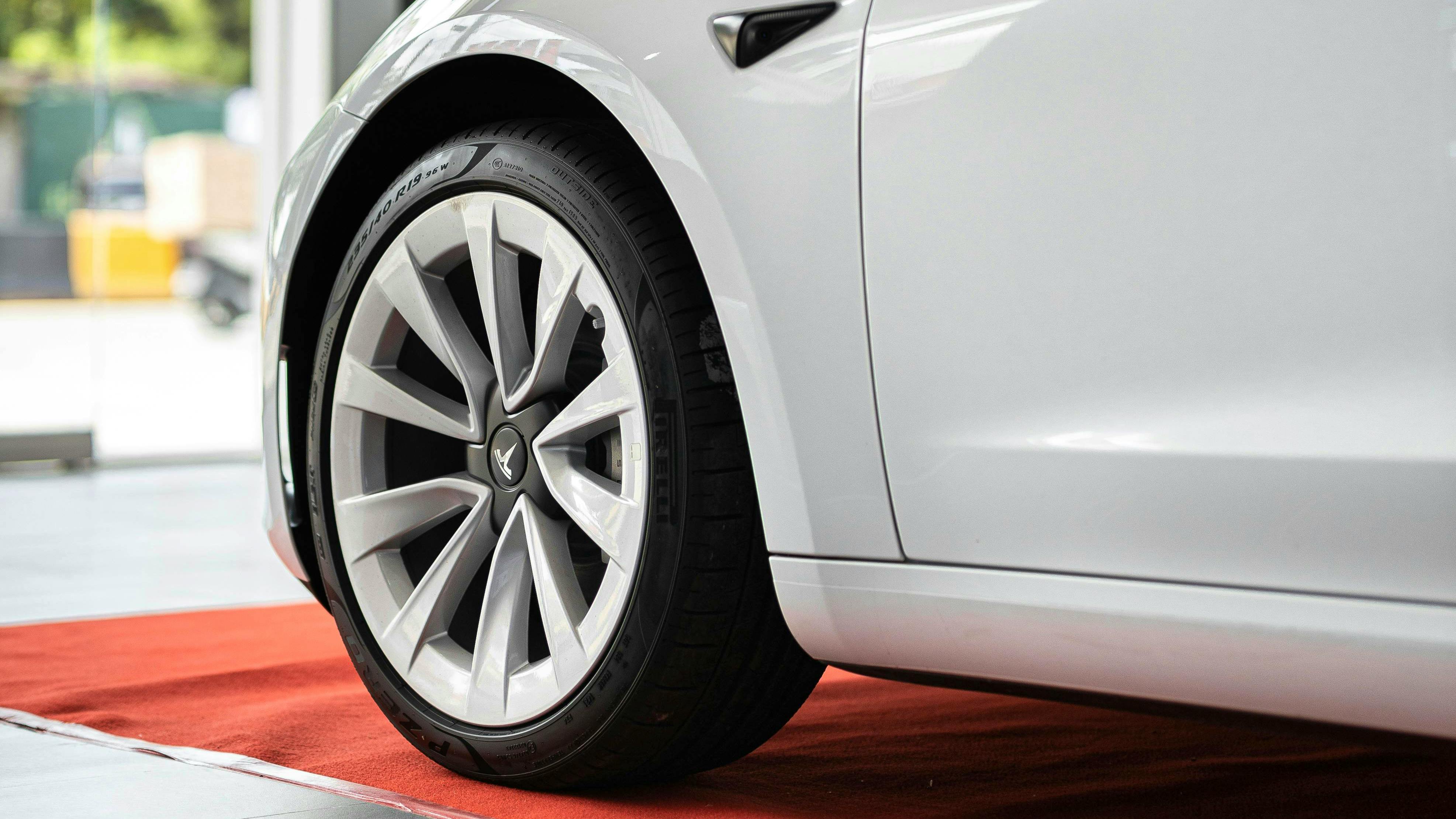 66f5bb73a421ca9273eb98df Tesla1