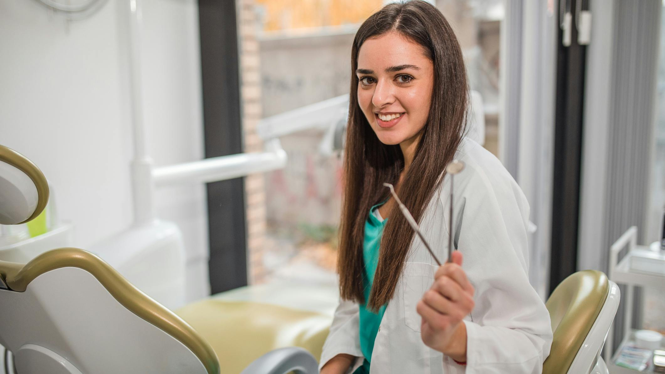 dental-pro-holding-hand-instrument-in-operatory