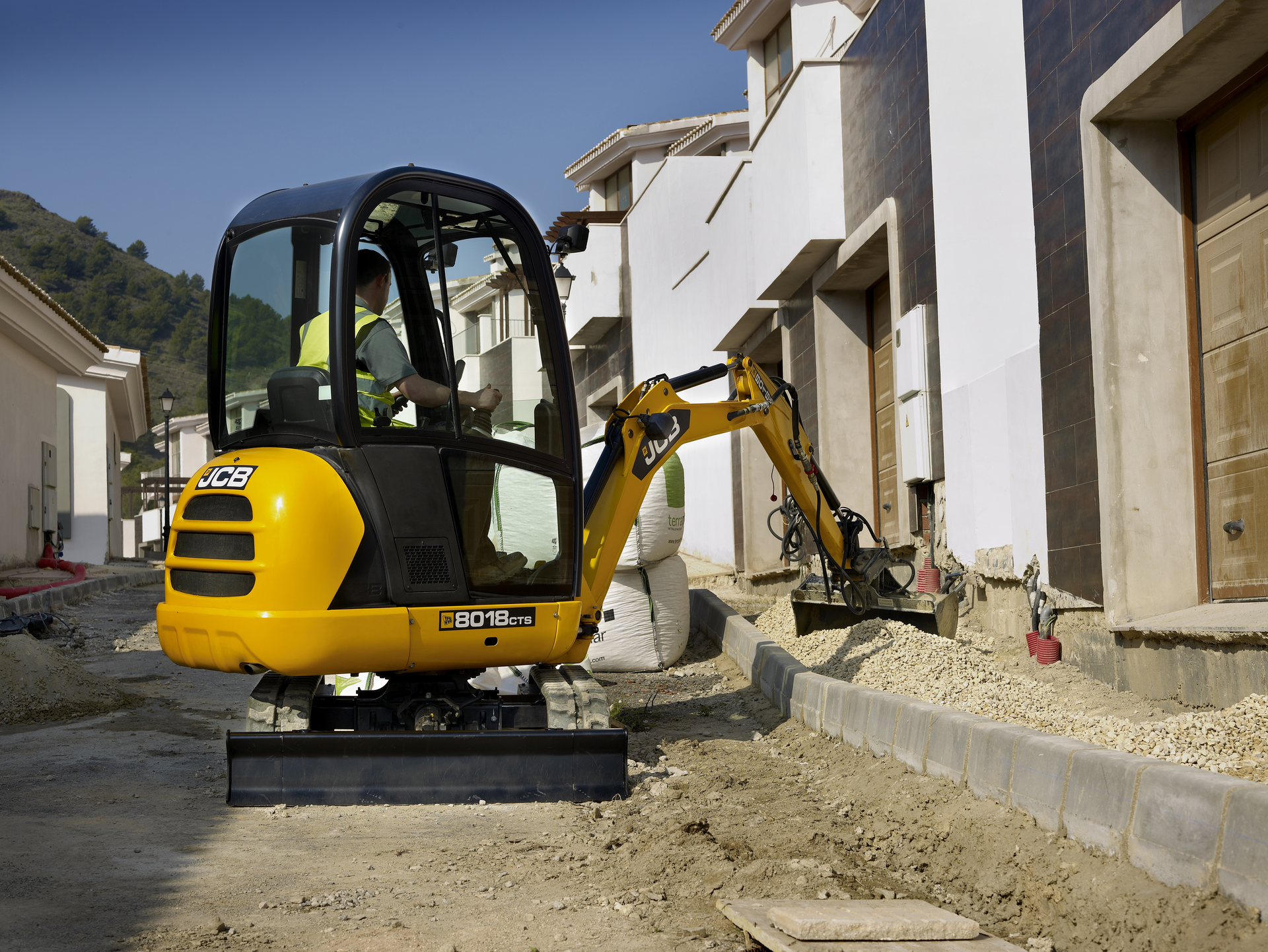 Rermag Com Sites Rermag com Files Uploads 2013 07 Ps Mini Excavators Jcb 8018 Grading