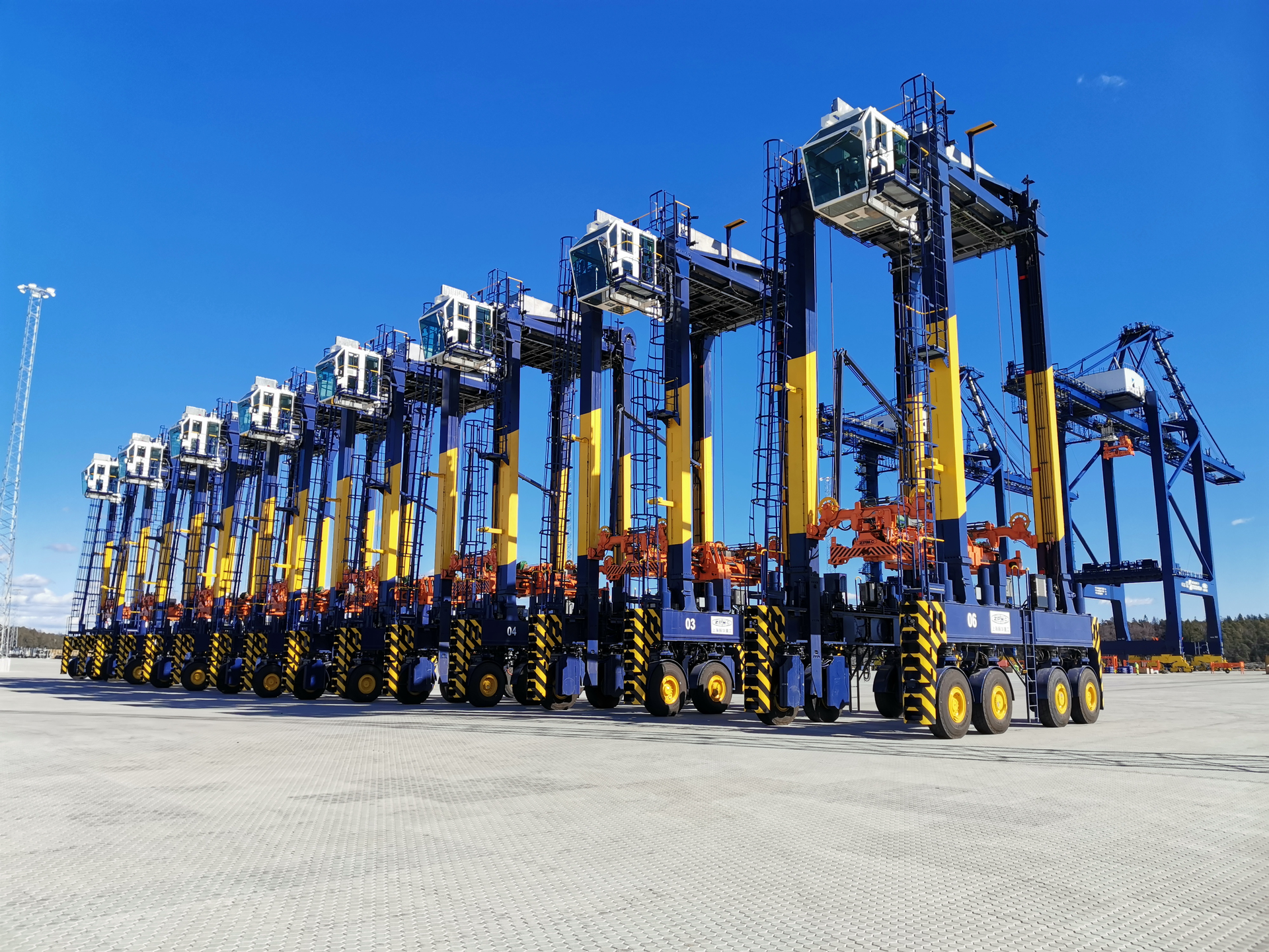 Volvo Penta Shanghai Zhenhua Straddle Carriers 1 5f85fbe20e9b7