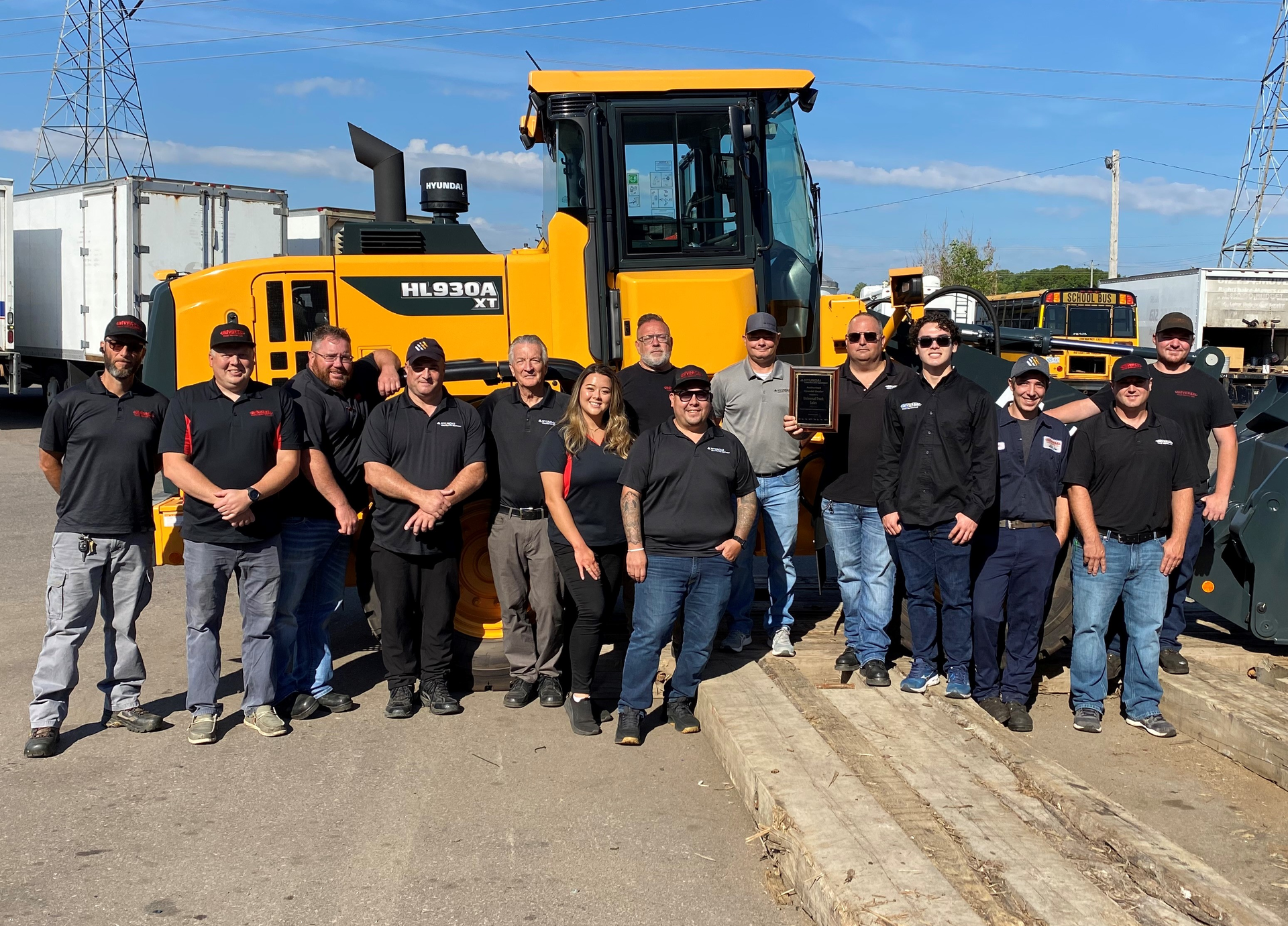 Hyundai Universal Truck Sales Team Photo 632b728792fb4