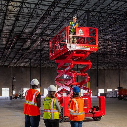 united_rentals_lift_employees_226