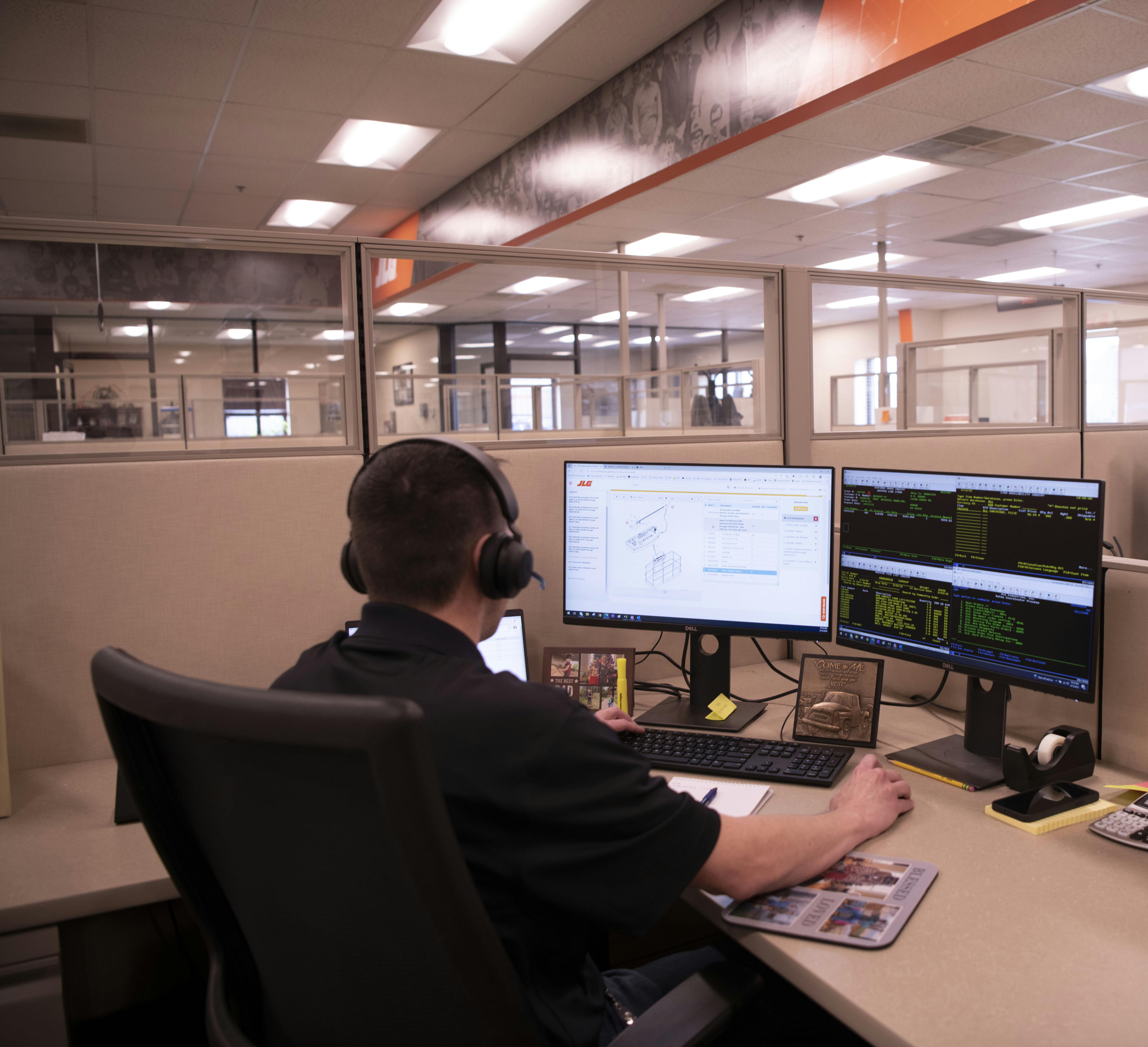 jlg_customer_support_team_member_working_326