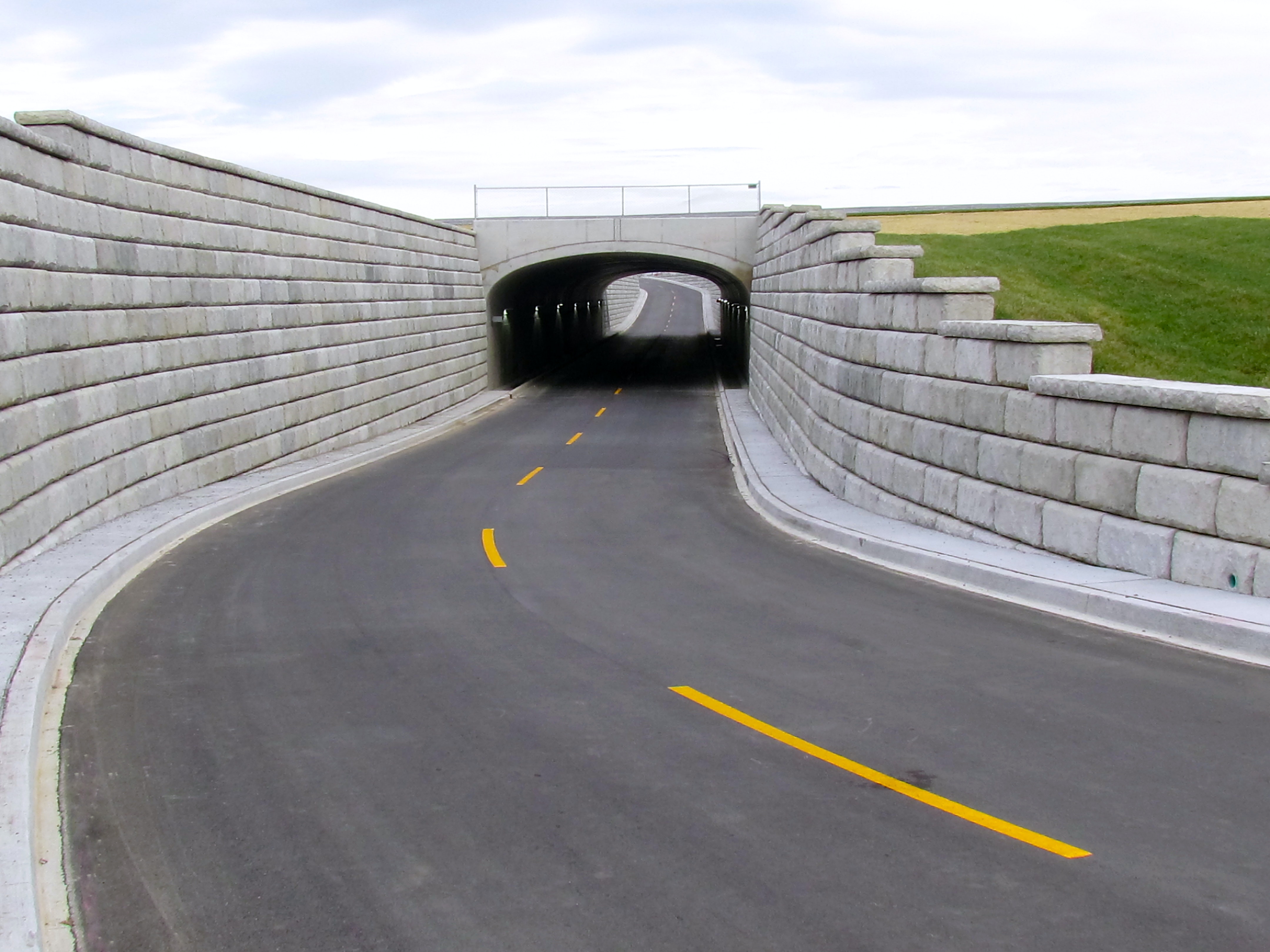 Fast-retaining-wall-installation-at-Louisville-International-Airport1