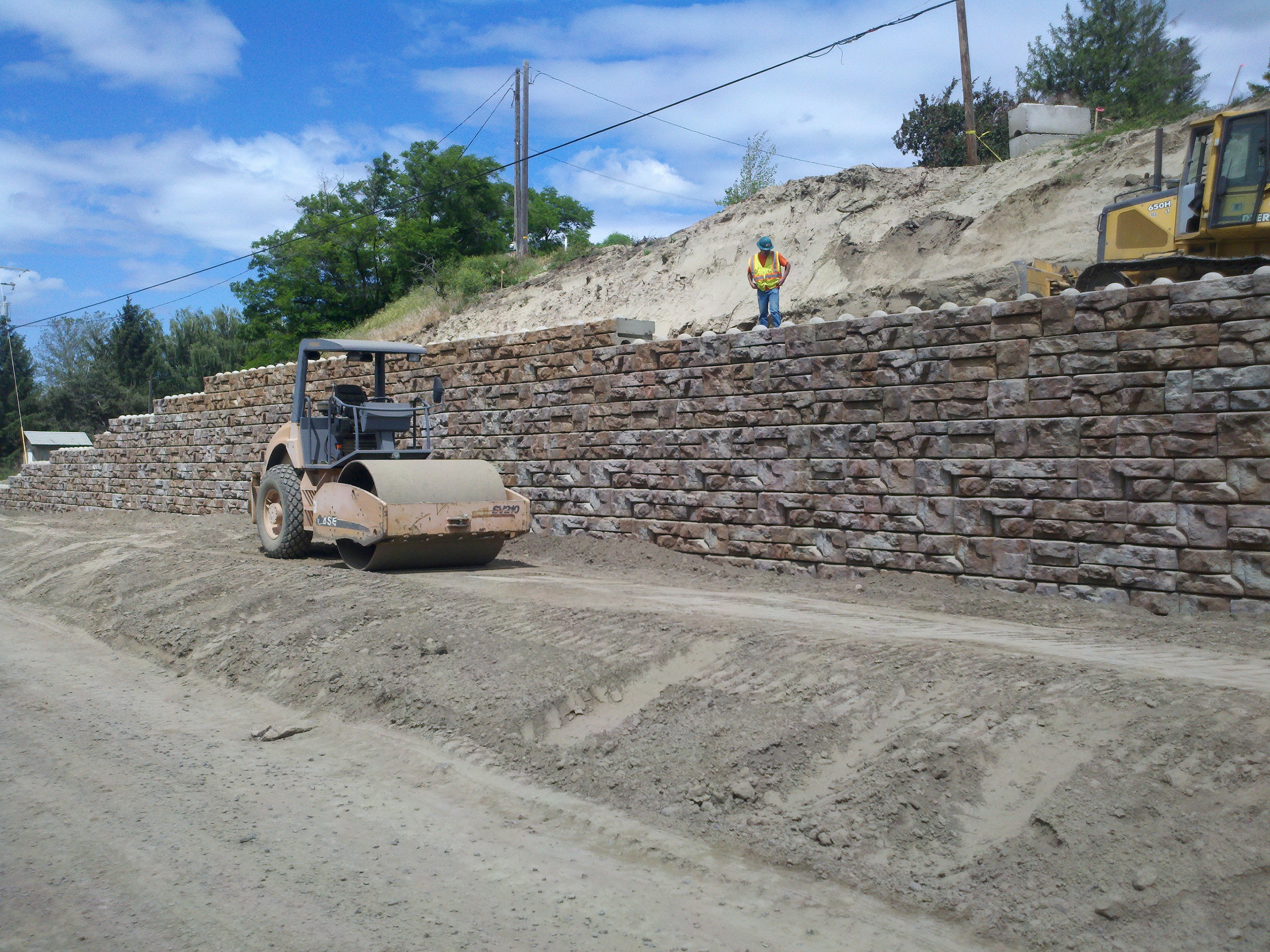 Redi-Rock-retaining-wall-for-highway-construction (1)