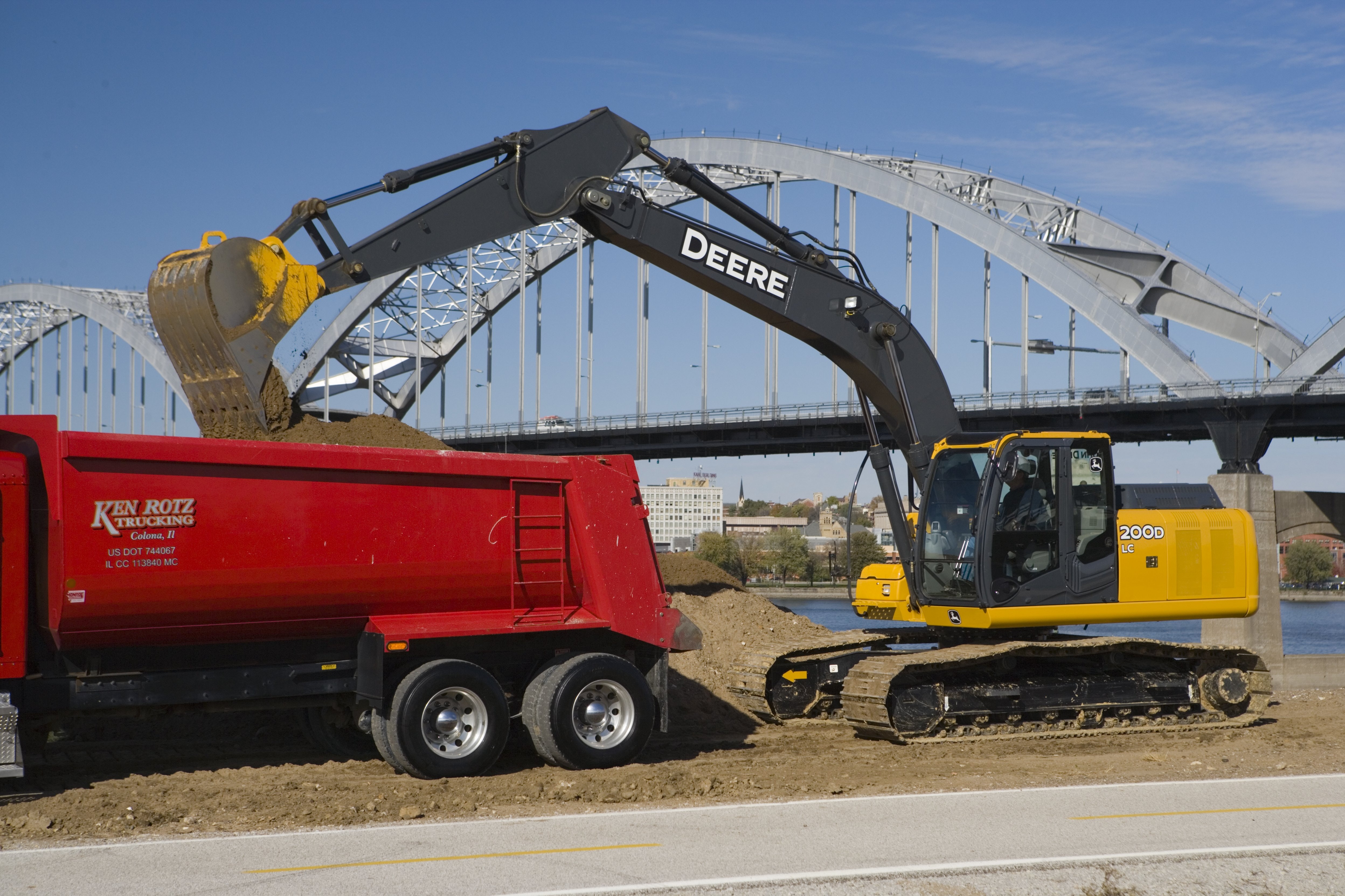 1655150046866 John Deere 200d Lc