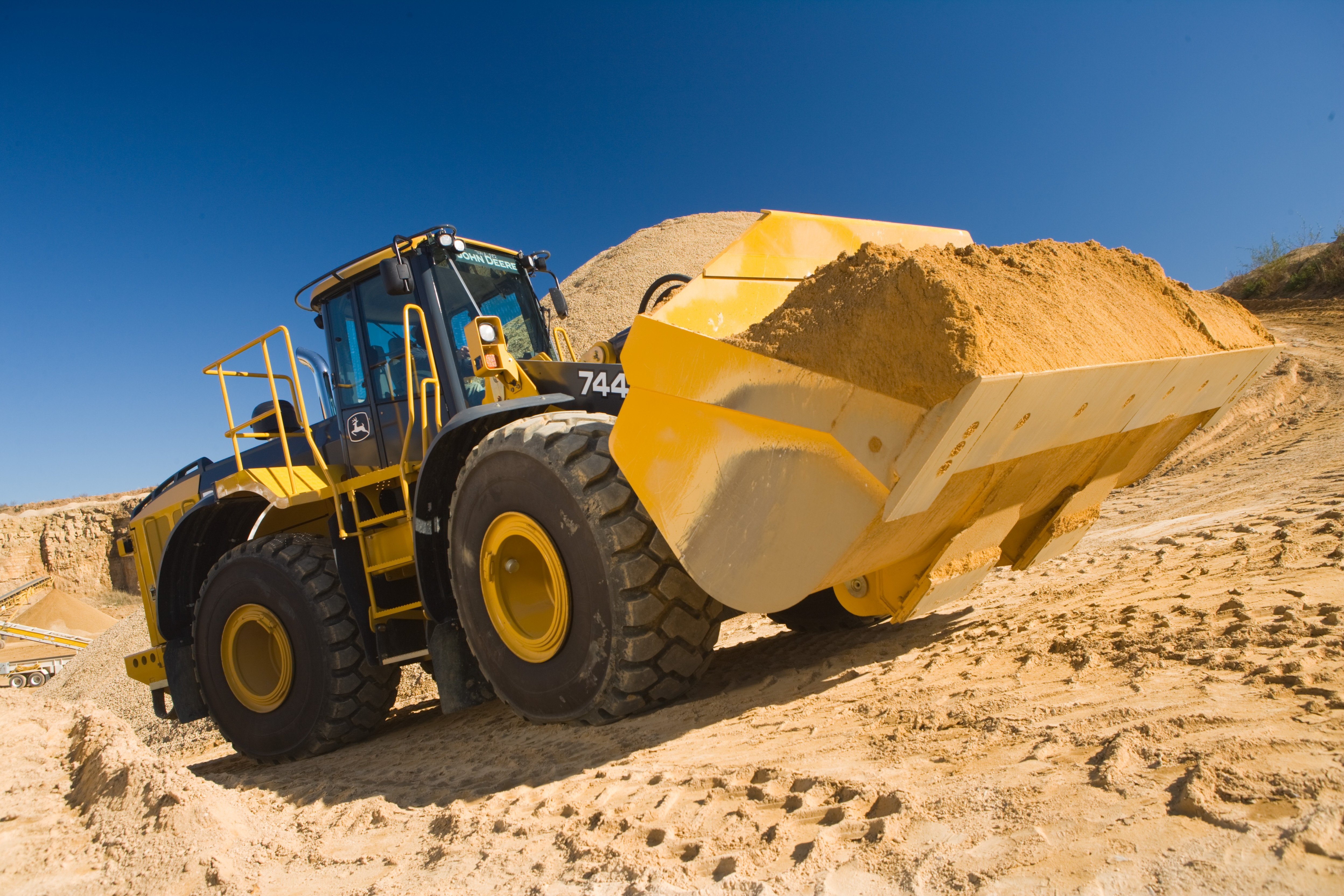 1655150059980 John Deere 744k