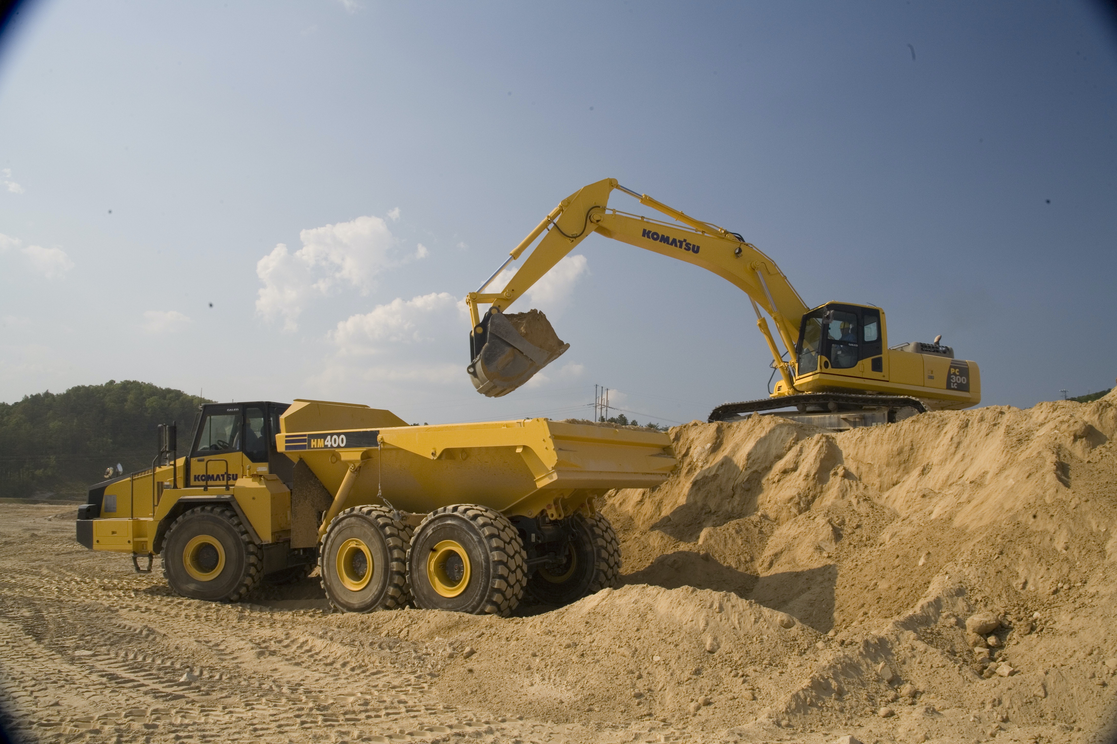 KOMATSU PC300LC-8 loading HM400-2_2