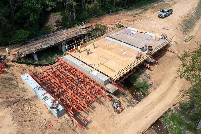 The new flat slab bridge replaced the existing Valencia Bridge over Dutchman&rsquo;s Creek in Fairfield County, South Carolina, using PERI USA engineered formwork solutions.