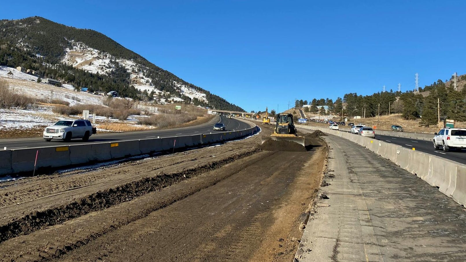65e9d4ac944903001ea8cdb7 Construction Equipment In Median