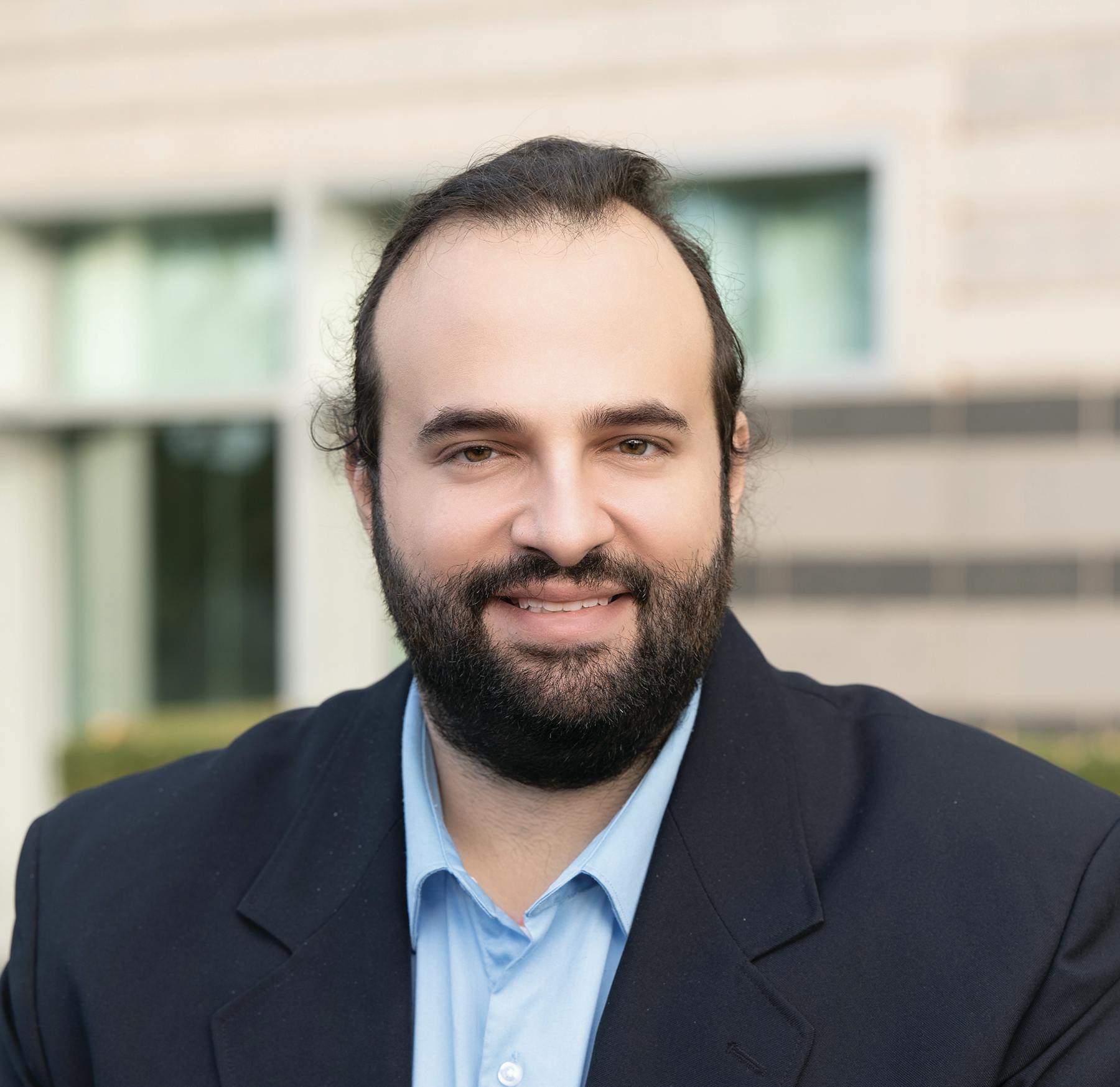 A headshot of Frank Artmont.