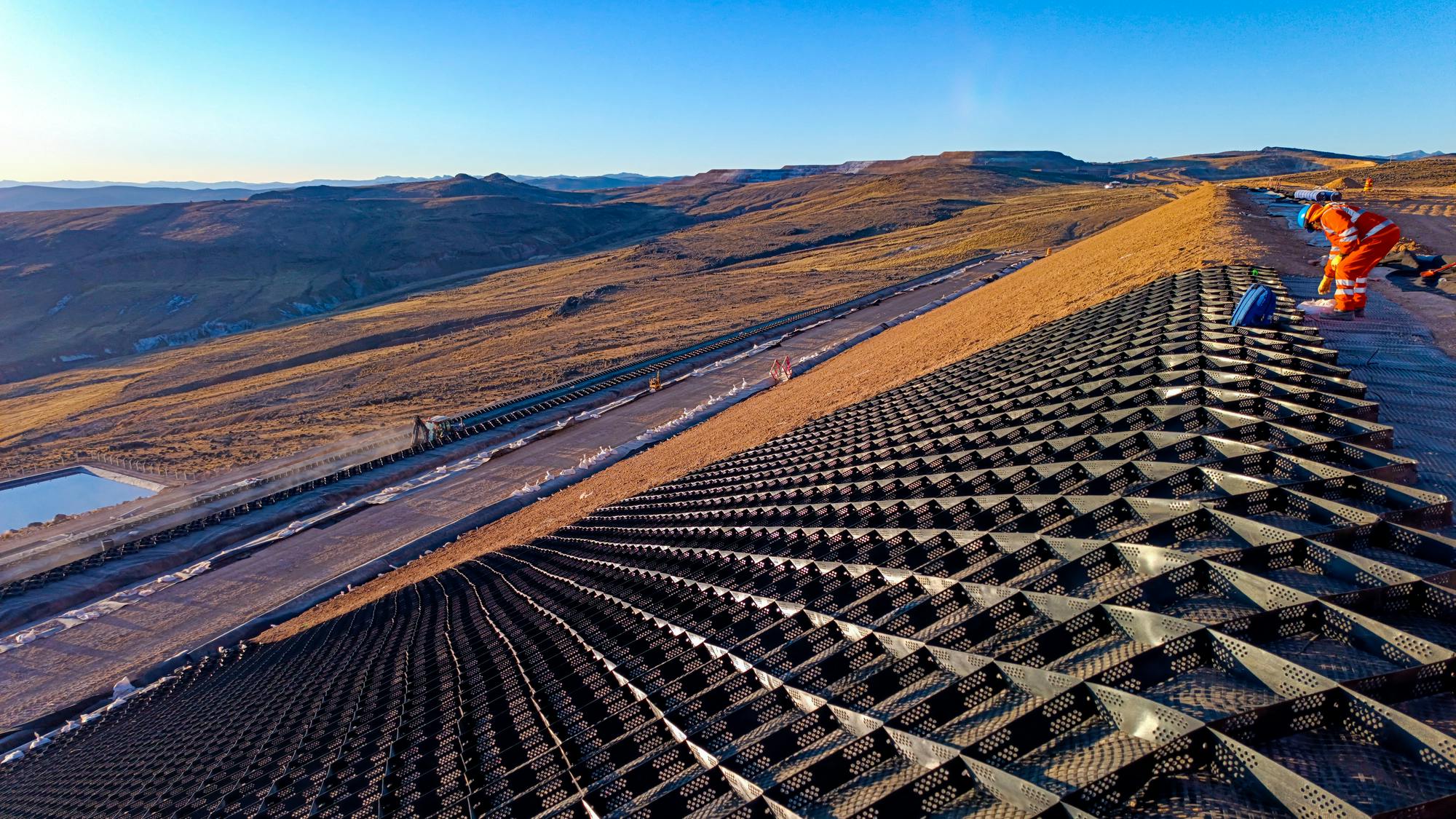 Installation process of geosynthetics in industry and mining in mine