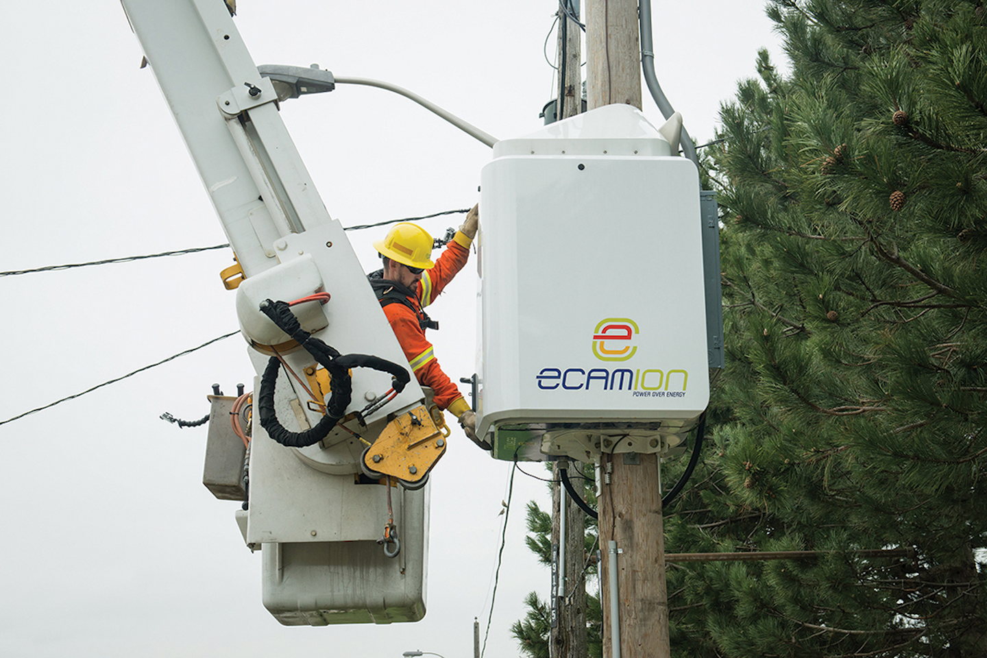 Toronto Hydro Installs Pole Mounted Battery T D World