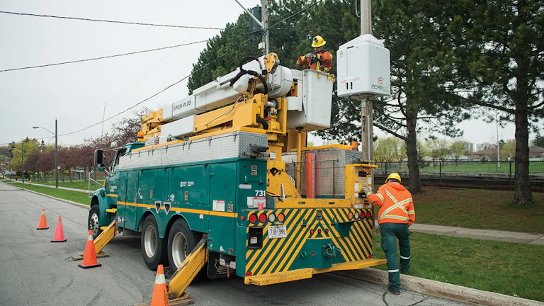 Toronto Hydro Installs Pole Mounted Battery T D World