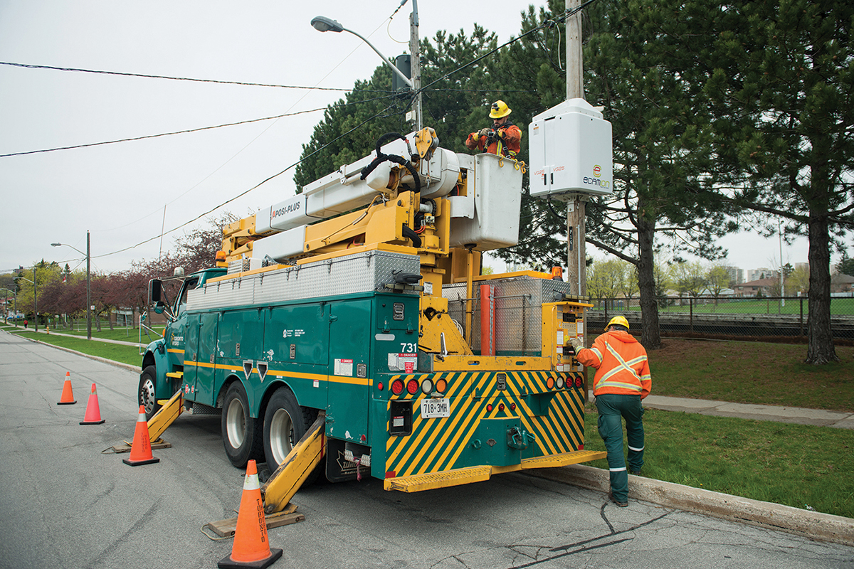 Toronto Hydro Installs Pole Mounted Battery T D World