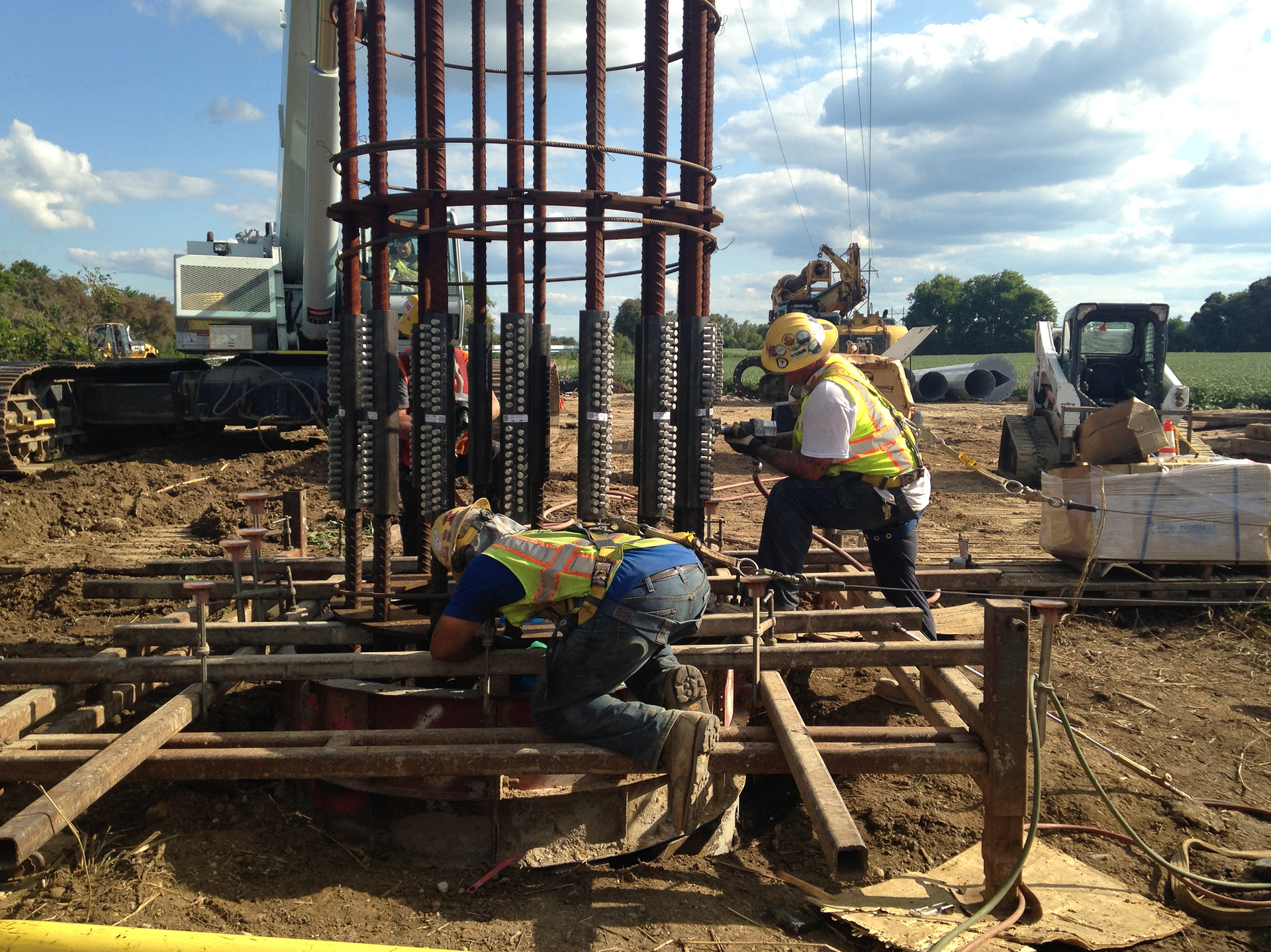 Installation of non-staggered splices on full-depth anchor bolt cage