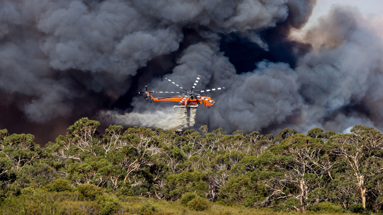 erickson air crane helicopters battle the blaze in australia t d world