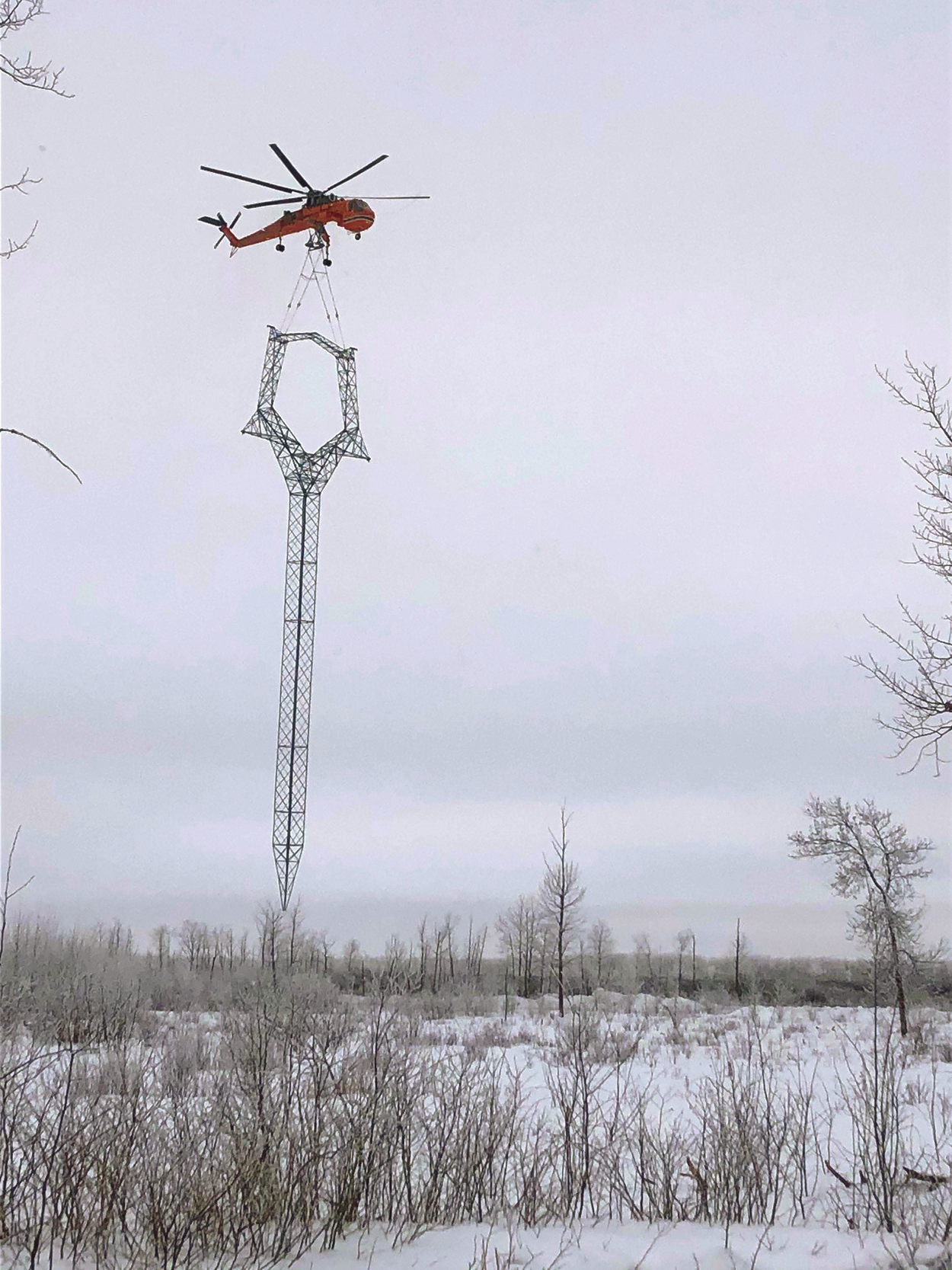 Lắp dựng tháp kết cấu dạng thanh bằng máy bay trực thăng cần cẩu.