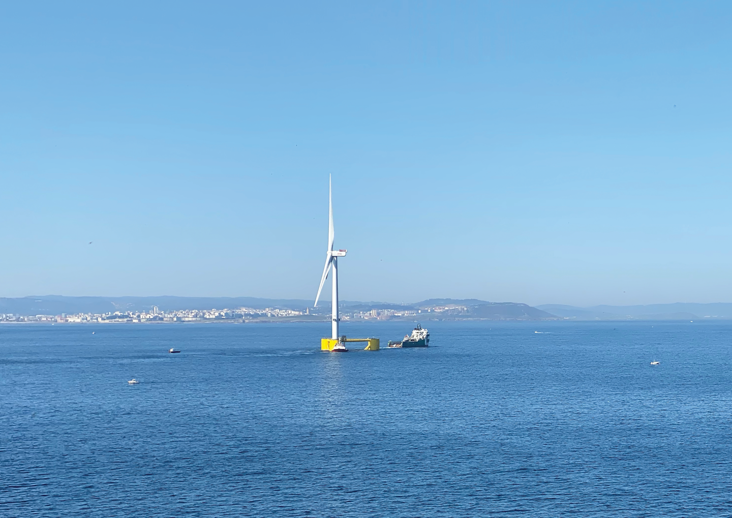 The last platform of the world’s first semi-submersible floating wind farm sets sail from Ferrol’s Port.