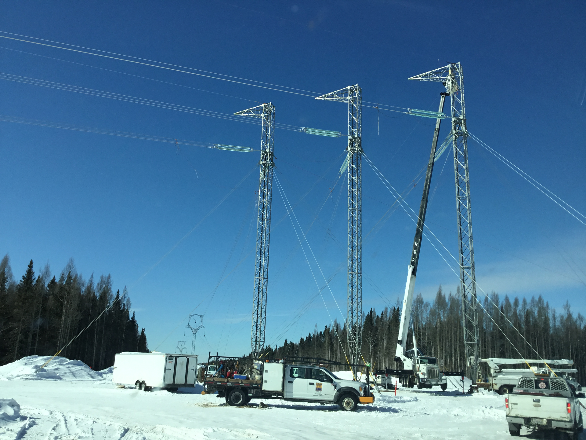 Three-mast guyed deadend structure installation.