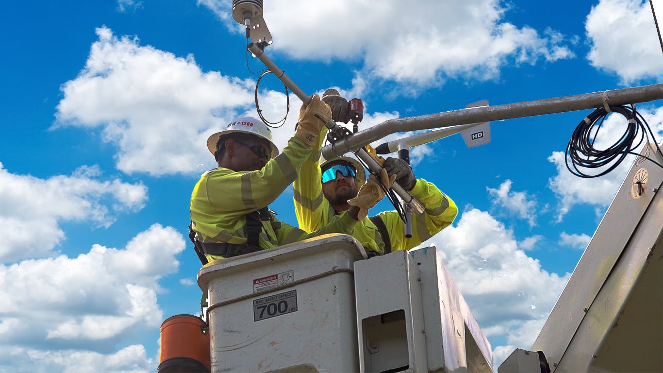 hawaiian_electric_installing_weather_station_1