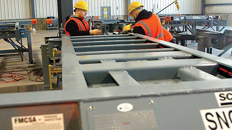 Top 25 Trailer Builders Reach Previous Record Of 340 000 Trailers And Chassis Trailer Body Builders