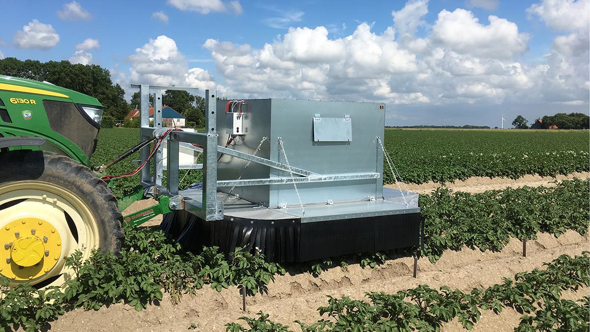 Figure 3. The measurement system was mounted on the front of a tractor driving at a constant speed of 300 m / hour (0.08 m/s).