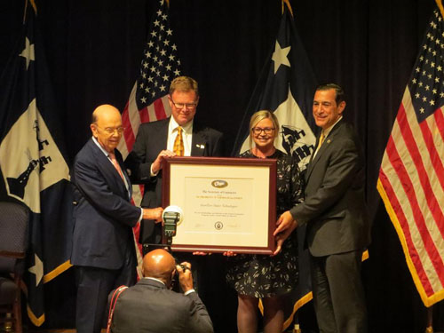 Content Dam Ww Online Articles 2017 05 Michael Jennifer Receiving E Award