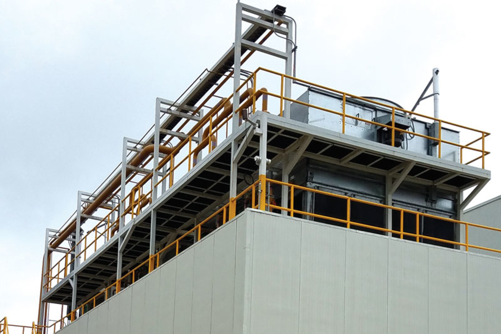 Typical installation of evaporative cooling towers. Image courtesy of Air Liquide